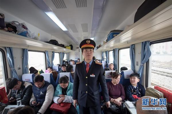 阜阳（安徽），2016年2月5日 铁路夫妻的短暂相聚 新华社记者 张端 摄