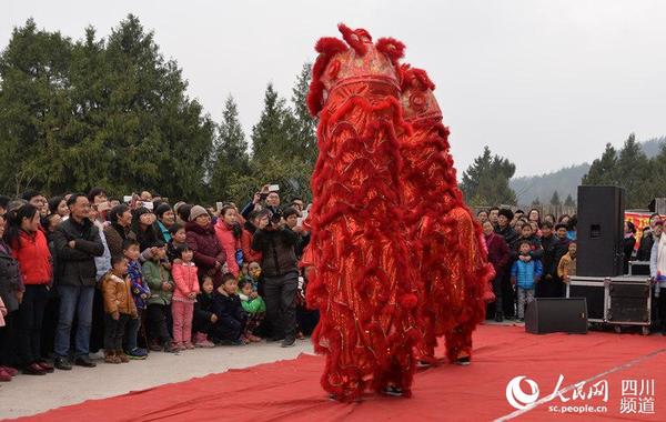 村民春节联欢会现场，精彩的开场狮舞。（何嗣猛 摄）
