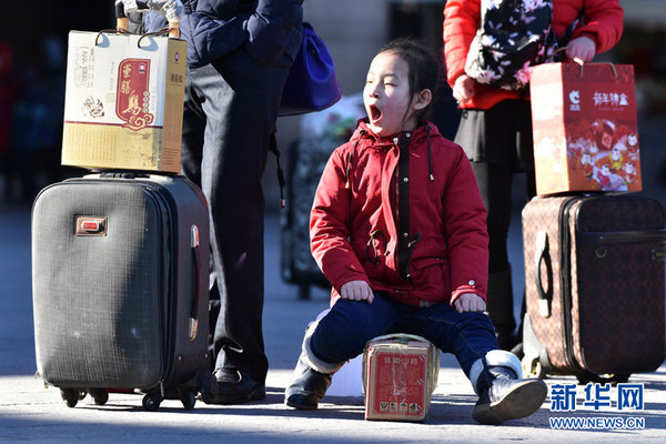 2016年2月5日,北京,西客站迎来春运客运高峰,乘客们回家的憧憬相同,但表情各异。图片来源:视觉中国