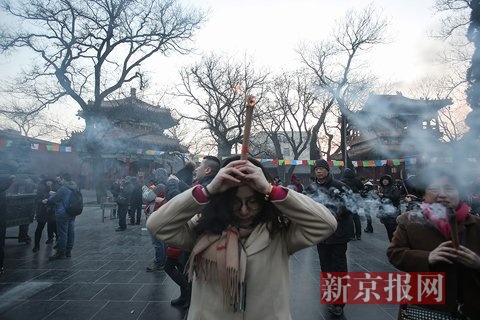 大年初一雍和宫烧香的香客。新京报记者 彭子洋 摄