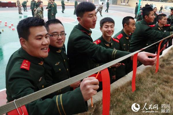 大年初一，武警四川省总队凉山州支队官兵在进行猜谜语活动。（李结义摄）