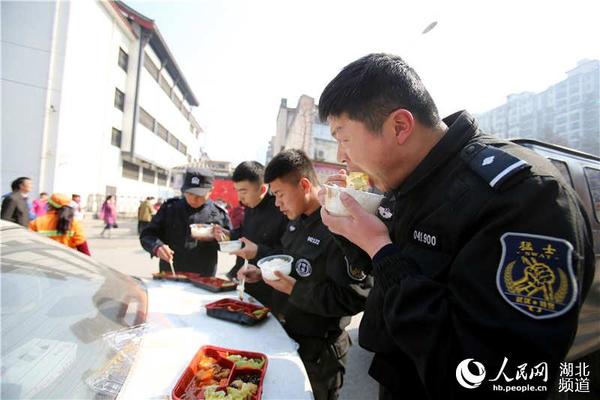 中午，武汉特警支队猛士突击队队员正在就餐