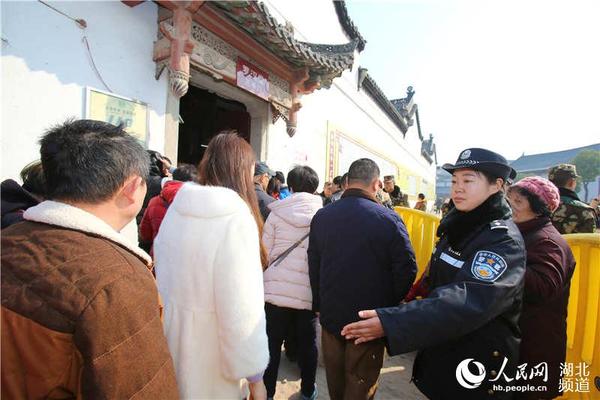 寺内罗汉堂门前民警正在维持秩序