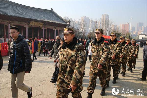 武警官兵正在寺内巡逻