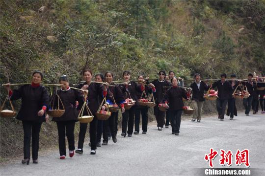 图为送新娘“回门”的挑礼队伍。　龚普康　摄