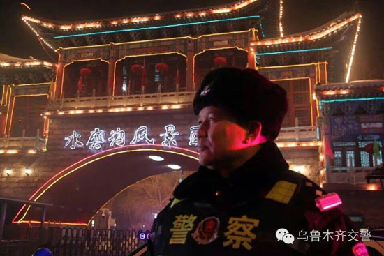 乌鲁木齐交警春节期间上岗执勤。图片出处：“乌鲁木齐交警官方微信”