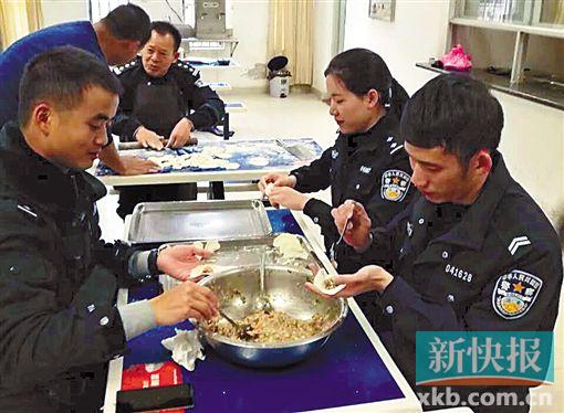 ▲特别的年饭,浓浓的情谊。