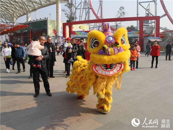 传统年味的舞狮表演