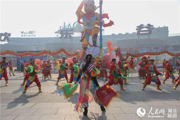 充满传统年味表演威风锣鼓