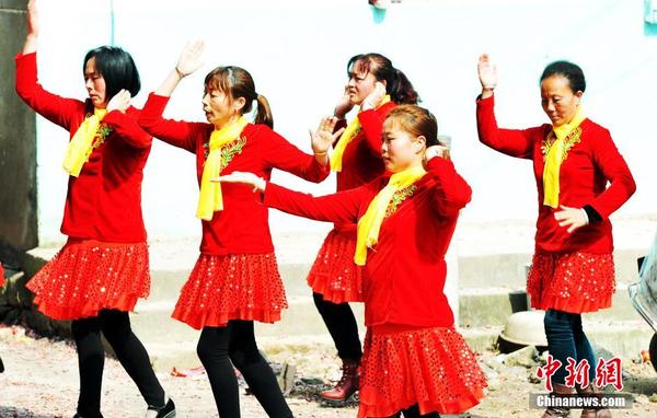 【新春走基层】乡村里的广场舞|音乐|大妈