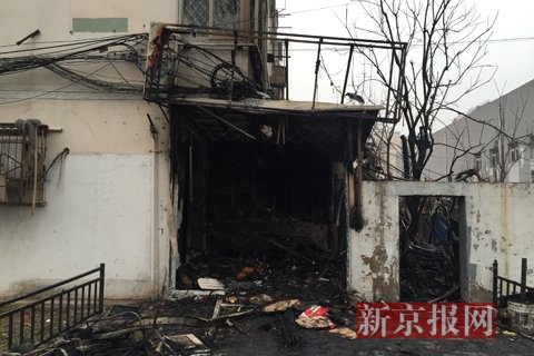 起火果蔬店位于一楼沿街住户阳台处搭建的简易棚。新京报记者 赵力 摄