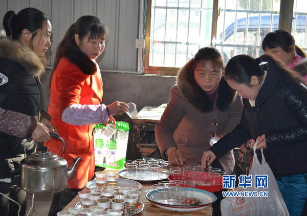山早岭团拜会“后勤服务队”正在烧水沏茶。新华网 吴丽娜 摄