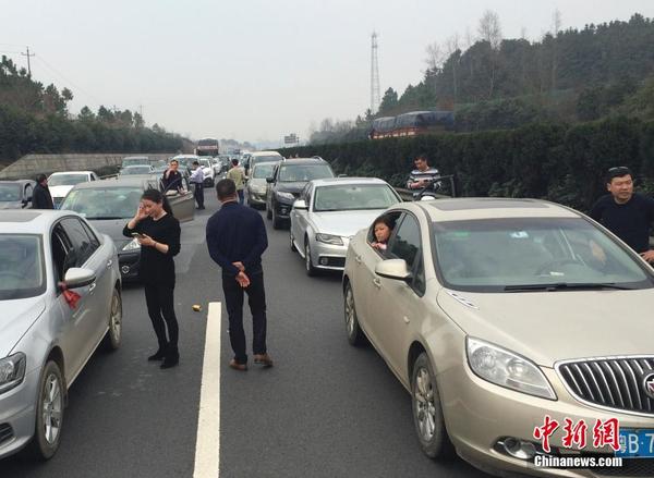 全国多地高速现节后返程高峰 乘客下车休息