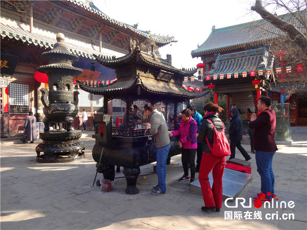 崇善寺内祈福的市民。