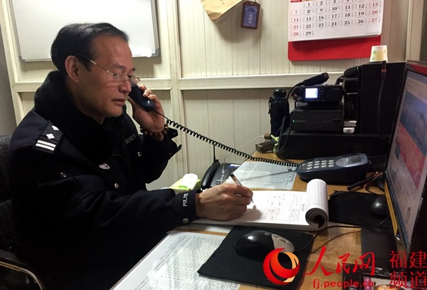 大年初一仓前所值班室民警陈宏进电话接待群众报警