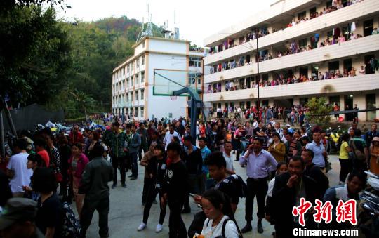 图为民警将游客疏散到景区安全地带 常宗波 摄