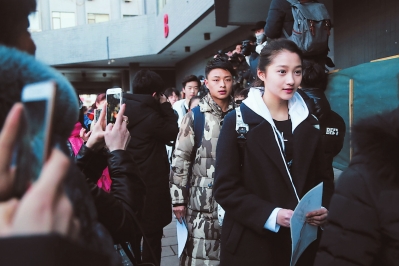 "国民闺女"关晓彤(右一)现身北京电影学院艺考现场.图片