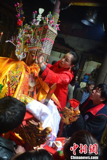 图为妈祖信众为妈祖金身梳妆。　林群华 摄