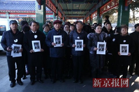 群众送别阎肃。新京报记者 尹亚飞 摄