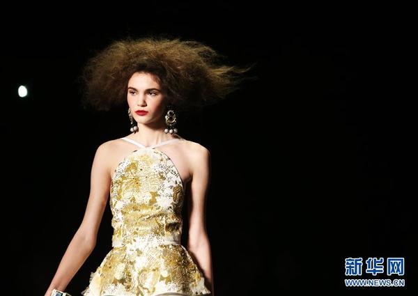 　　NAEEM KHAN时装品牌时装亮相纽约时装周