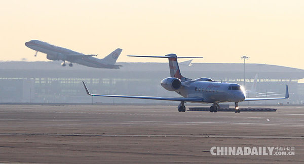 包机抵达北京首都国际机场。（摄影：蒲海洋）