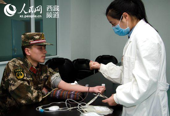 战士崔晶晶捐献血液。翟亚力 摄