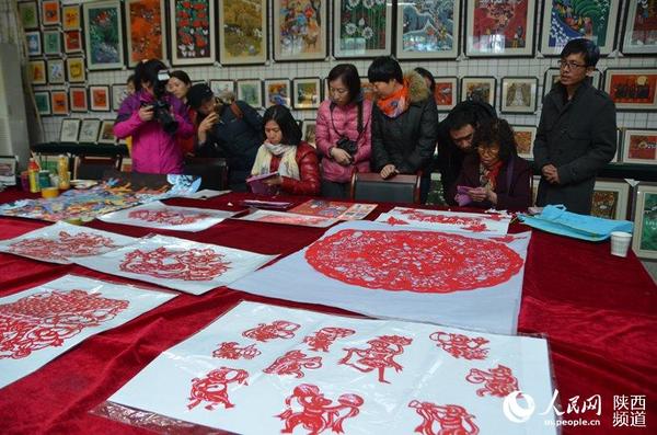采风团观摩户县剪纸艺术 王姿予/摄