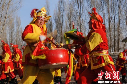 图为社火表演。　师永红　摄