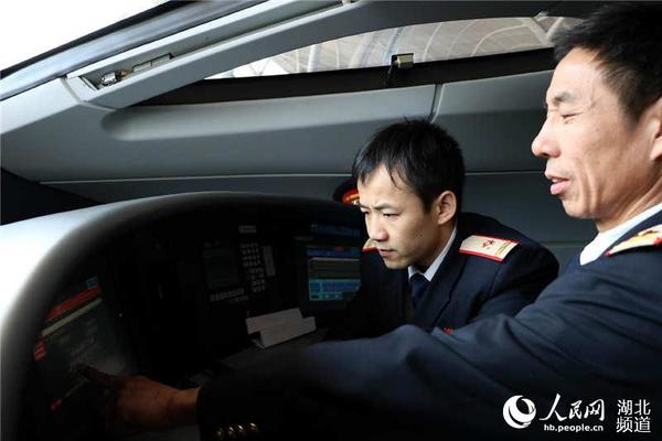 董细保利用休班时间现场指导车队新人。