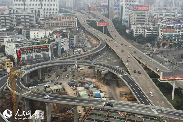 海秀快速路龙昆南匝道18时8分正式通车