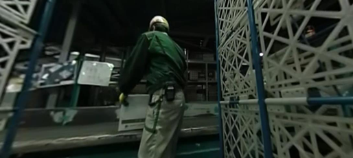 分拣员将包裹轻拿轻放至传送带。(图片来源:网页截图)