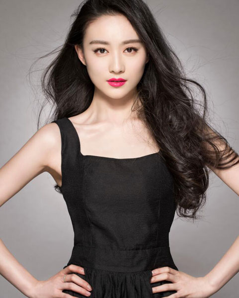 时代典范签约演员张润,在剧中饰演"官二代"丁美丽,家境优厚的她是一个