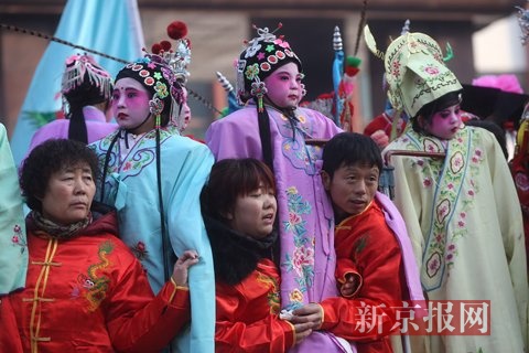 河北宽城背杆表演。