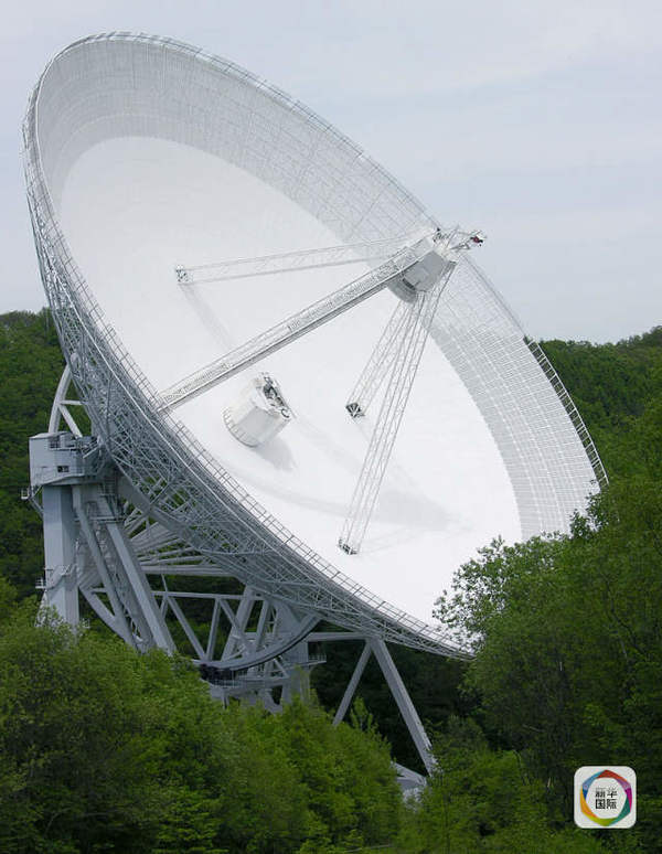 　　图为德国波恩100米口径望远镜