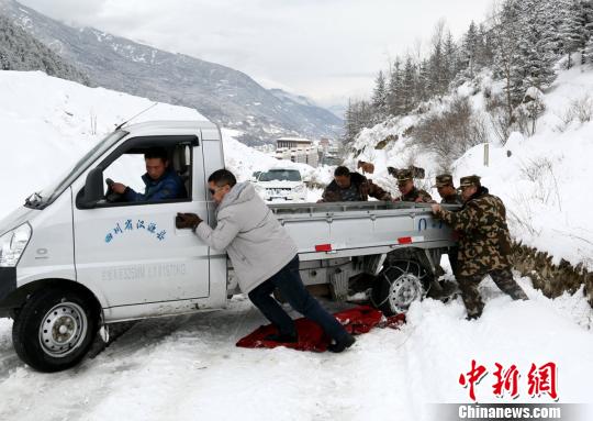 四川甘孜多地突降大雪 国道318线折多山路段管