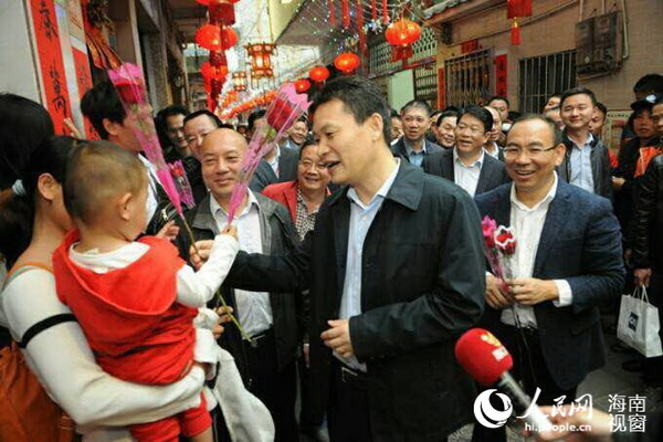 孙新阳与市民换花(龙泉摄)