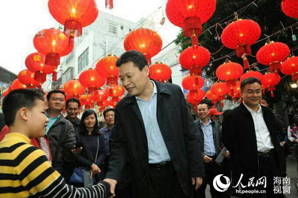 孙新阳向市民致以节日问候(龙泉摄)