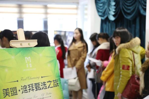 (女嘉宾排队等待签到)