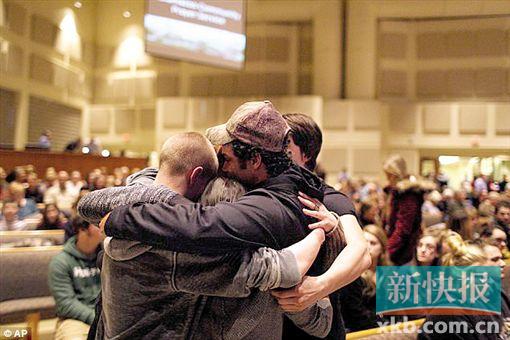 ■枪击案震惊当地社区。在美国密歇根州卡拉马祖县,民众在祷告。