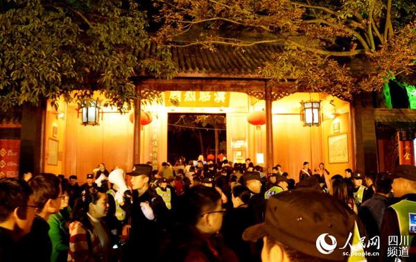 元宵节当晚，成都大庙会门口，游客排起了长龙。王波 摄