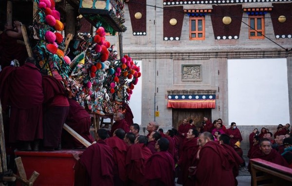 2月22日，几名塔尔寺的僧人将做好的酥油花抬向展台。新华社记者吴刚 摄