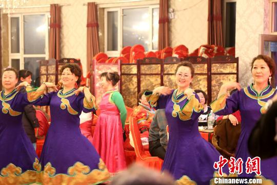 图为达斡尔族“抹黑节”活动。　莫旗旅游局提供　摄