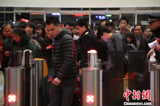 大批旅客进站乘车。　覃付刚　摄