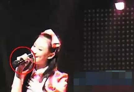 萨顶顶假唱穿帮求粉丝别骂!|假唱|萨顶顶