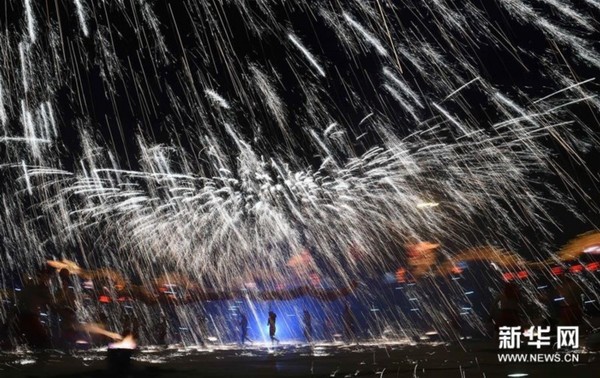 2月22日，重庆市铜梁县奇彩梦园景区内，表演者在绚烂的火花中舞动“火龙”。