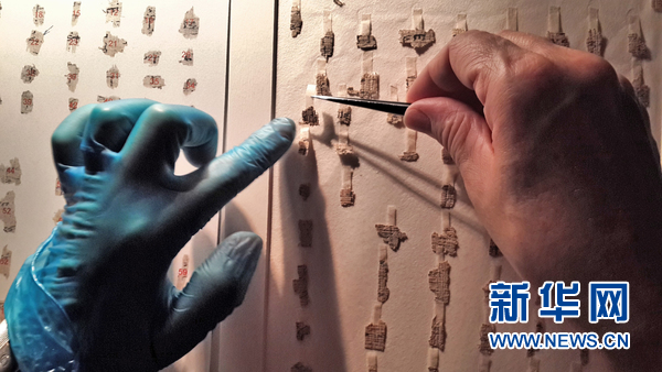 数千片“死海古卷”残片将被数字化成像,拼接成一幅巨大的“虚拟拼图”。新华网发