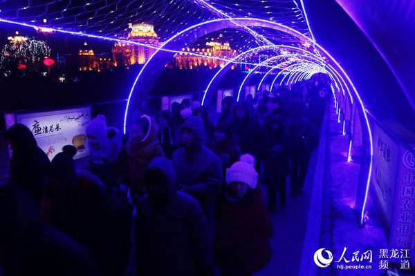 “时光长廊”成为本届灯会的最大亮点。张辉 摄