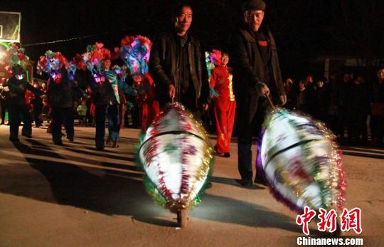 图为陇南成县王磨镇浪沟门村七旬老人带头耍起了“滚灯”。陈东平　摄