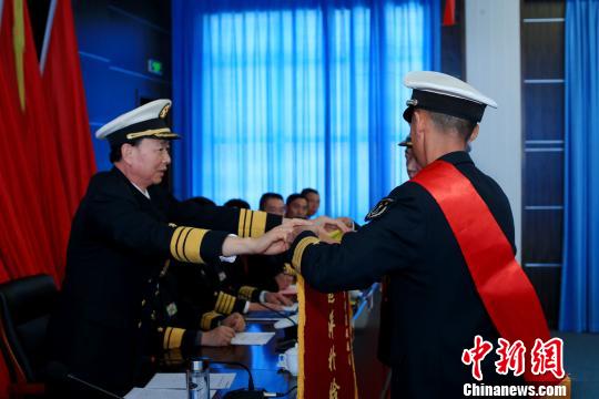 中国海军千岛湖舰获"远洋补给标兵舰"荣誉称号