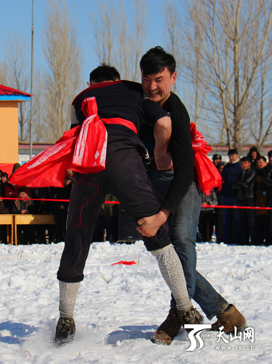 2月23日，村民正在进行拔河比赛